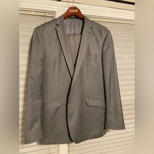 Men’s sharp Kenneth Cole reaction grey suit.  44L 37 waist